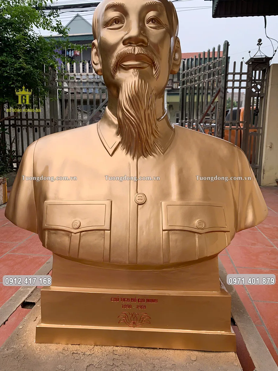 Tượng Bác được đúc theo dáng bán thân với kích thước lớn